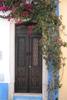 Stadthaus Tavira mit Bougainvillea